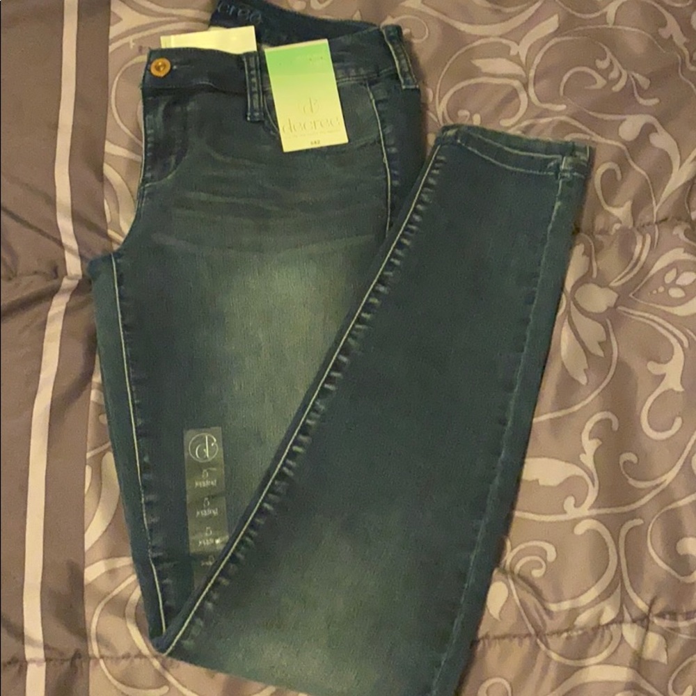 NWT dark wash low rise jeans. Size 5